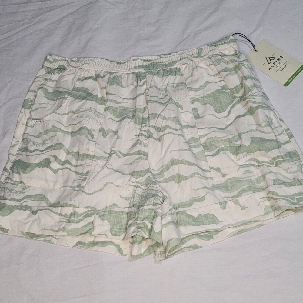 NWT Alpine Design Shorts Green Design SPF 30 Size Large Elastic Waist